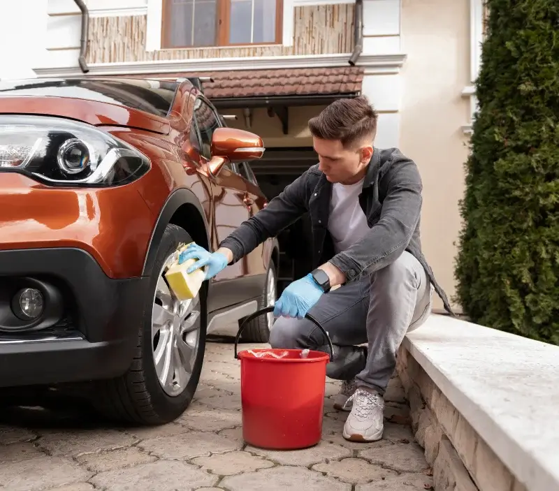 Lavage auto à domicile Plumergat : professionnel intervenant sur un véhicule
